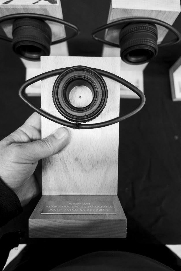 Els nous trofeus del concurs Josep Antón Cordoncillo, fets per l'artista del barri Carlitos